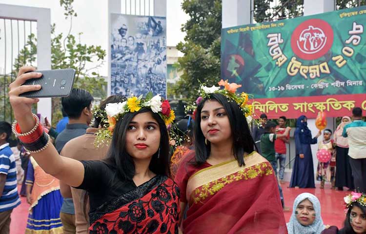 বিজয়ের আনন্দে দুই তরুণী সেলফি বন্দি হচ্ছেন। ছবি : বিপ্লব দিক্ষিৎ